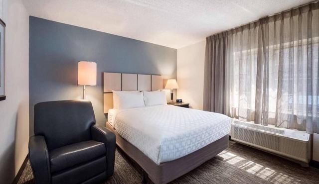 Excellent Choice! Pet-friendly Unit, Full Kitchen, Private Parking!