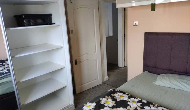Excellent double bed room within easy reach of Heathrow Airport