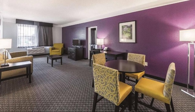 Excellent Getaway Spot! 4 Units w/ FREE Bfast, Close to Tower of the Americas