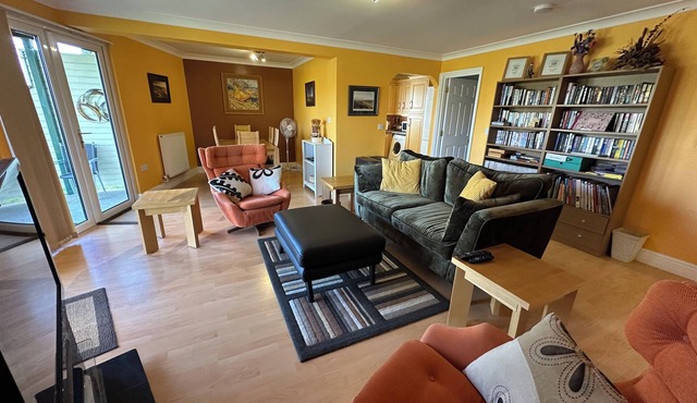 Excellent ground floor 2 Bed apt overlooking golf course with private parking.