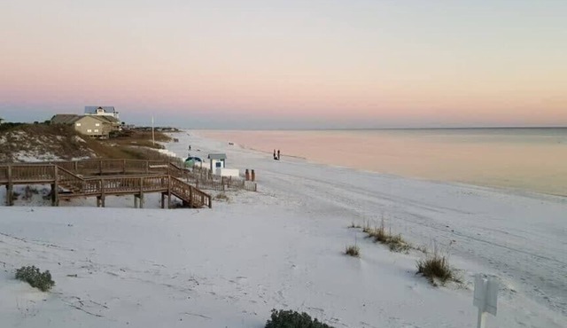Excellent Gulf front located along a private beach dog friendly