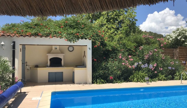 Excellent location in a peaceful setting yet 2 mins walk to shops & restaurants