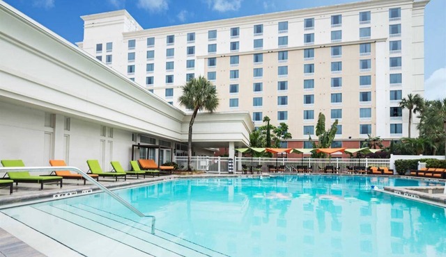 Excellent Location Direclty Across Universal Studios! 2 Relaxing Rooms, Pool