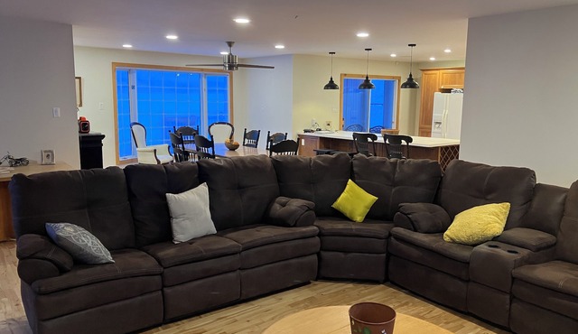 Excellent location for vacation or traveler On Ottawa River