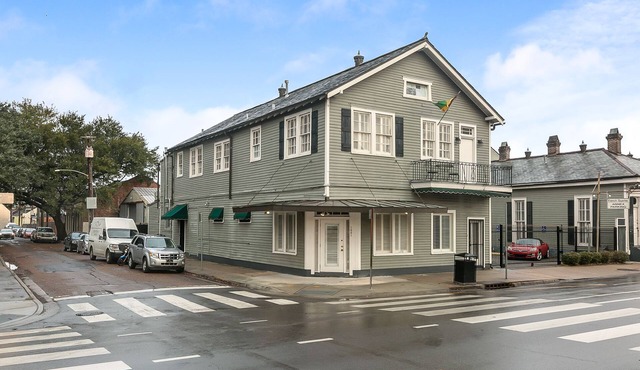 Excellent location: Just steps to the French Quarter. A great space for groups.
