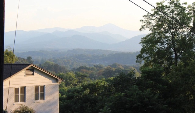 Excellent Mountain Views and Short Walk to Downtown Asheville