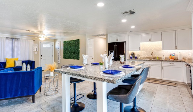 Excellent Phoenix Retreat! Sleeps 9. Grassy Yard.