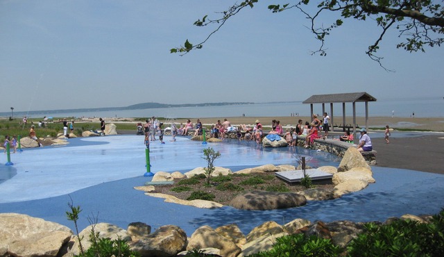 Excellent reviews: center of Plymouth Harbor, walkable and family friendly!