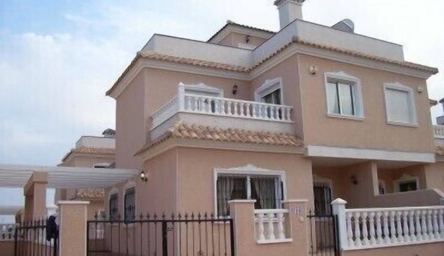 Excellent value villa with communal pool, 5minute beach & golf