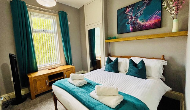 Excellently located, stylish 1-bed apartment. short stroll into town. Parking