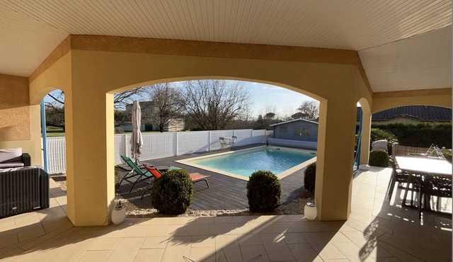 Exceptional villa 25 minutes from Bordeaux with heated swimming pool (8 people max)