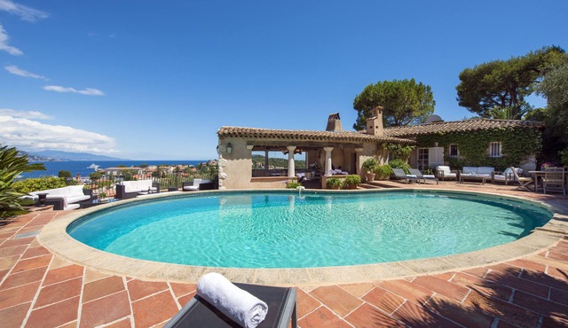 Exceptional provencal-style villa with stunning panoramic sea views