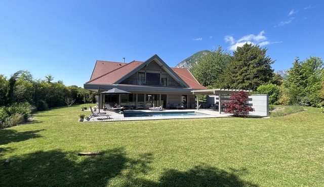 Exceptional luxury villa with heated pool, 200 m from the lake.