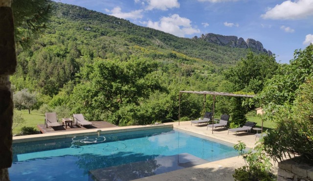 Exceptional farmhouse with swimming pool, view and large courtyard