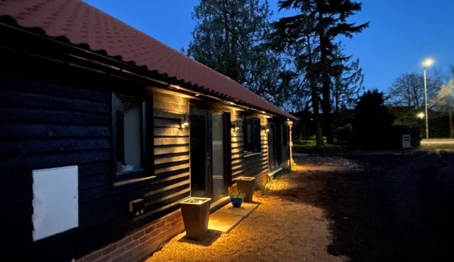Exceptional 1-King Bed Modern Barn, central Norfolk, Sleeps 2+1