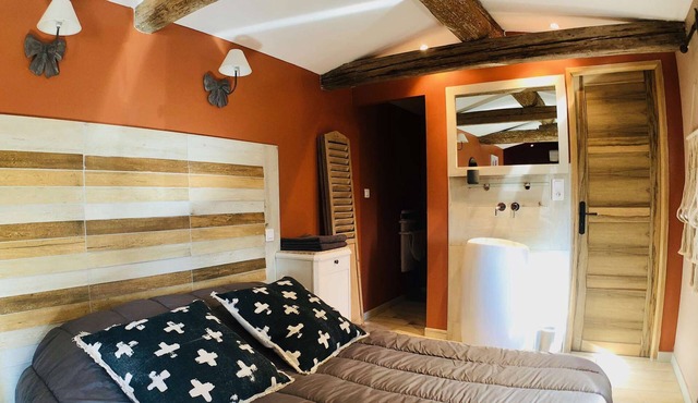 Exceptional 12-Person Cottage: Suites, Private Pool & Leisure