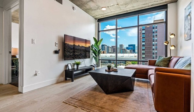 Exceptional 1BD/BA-PoolHotTubGymParking- Downtown!