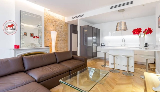 Exceptional 2-bedroom apartment 74m2 Place Bellecour (Downtown)