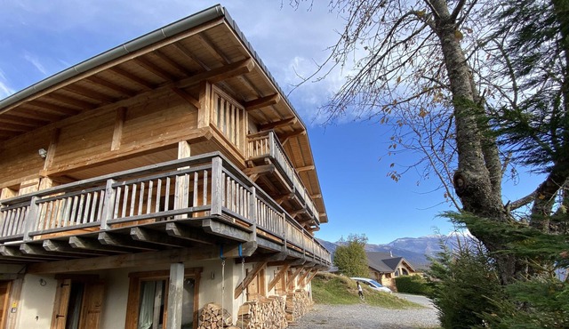 Exceptional 2 Bedroom Apartment with access to Sauna & Spa
