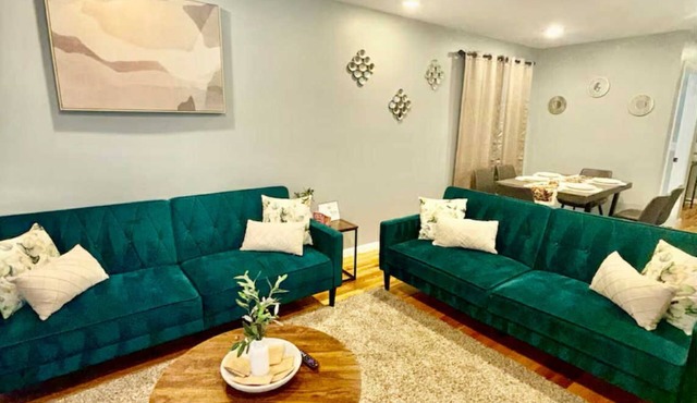 Exceptional 3 Bedroom retreat with Parking close to EWR, NYC that sleeps up to 8