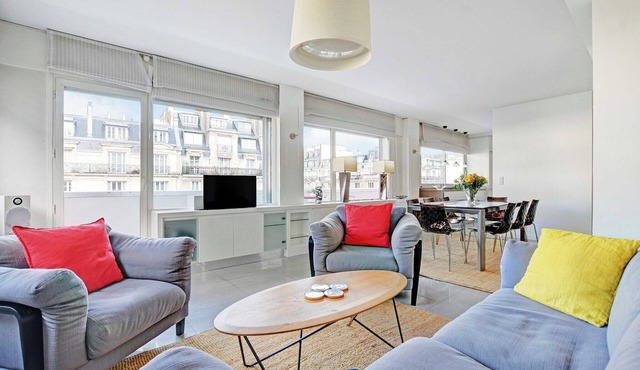 Exceptional 3BDR/6P apt - View of the Eiffel Tower