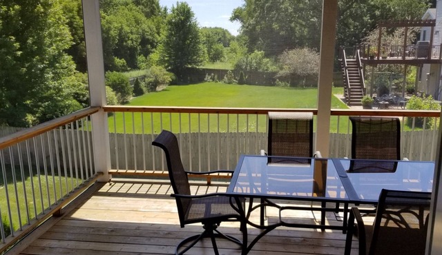 Exceptional 4 Bed 3 Bath Hot tub next to woods -Comfortable! - 21 min to Madison