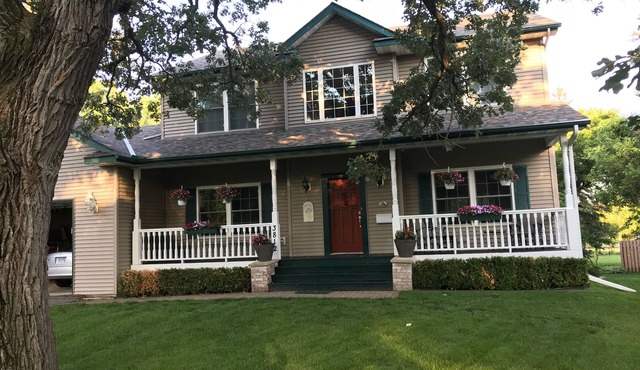 Exceptional 4bed/4bath home, granite and natural stone. Convenient location.
