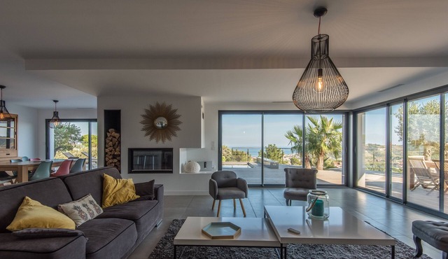 Exceptional 5-star villa, sea and mountain views, swimming pool.