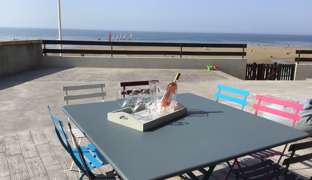 Exceptional apartment, direct beach access, sleeps 10