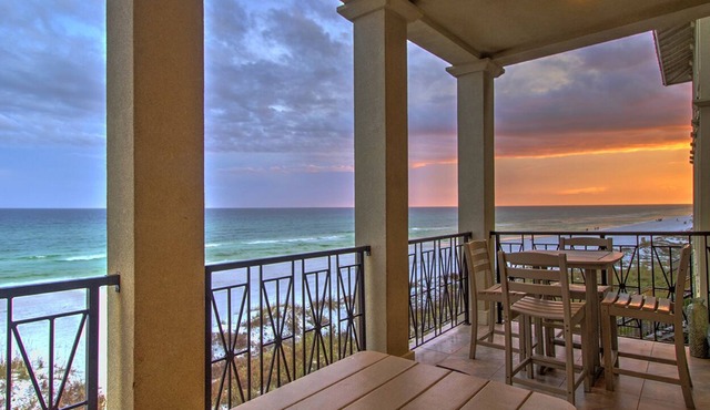 Exceptional Beach Home! 2 Free Beach SRVS! Walk right down!