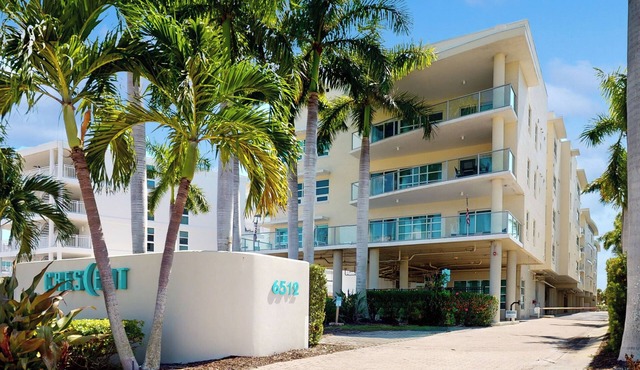 Exceptional Beachfront condo on Crescent Beach