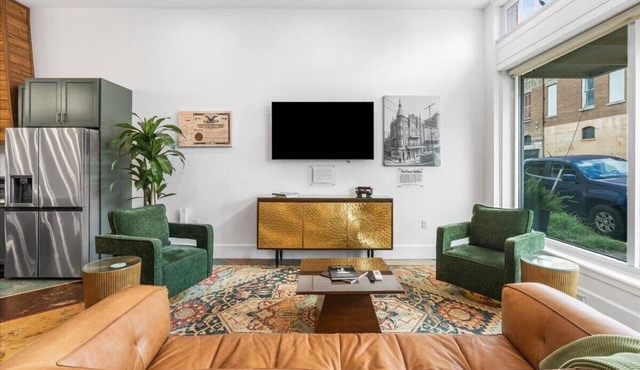 Exceptional Boutique Home, Downtown with Secure Gated Parking