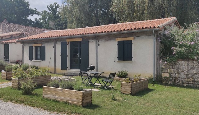 Exceptional bungalow, spacious, shared pool, for long stays