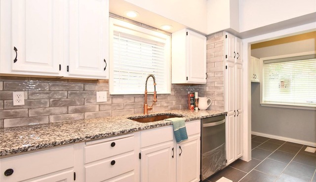 EXCEPTIONAL CHERRY ST PRIVATE VILLA-SKYLINE VIEW-SHOP- DINE-ROUTE 66-SWAN LAKE !