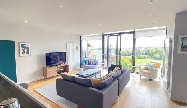 Exceptional city living with breathtaking views. Sleeps 4.