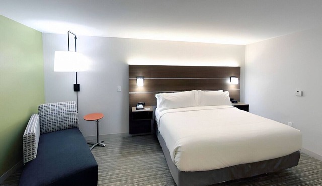 Exceptional Comfort in an Elegant Room! Free WiFi!