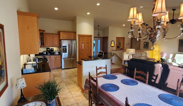 Exceptional Comfort Quiet Clean 4 Bed 3 Bath next to woods - 21 min to Madison