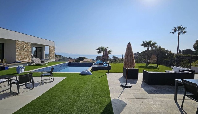 Exceptional contemporary 12+1 villa