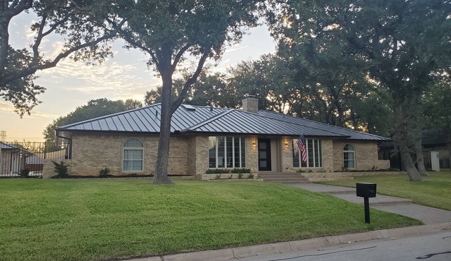 Exceptional contemporary w/pool, near stadiums, TCU and hospitals