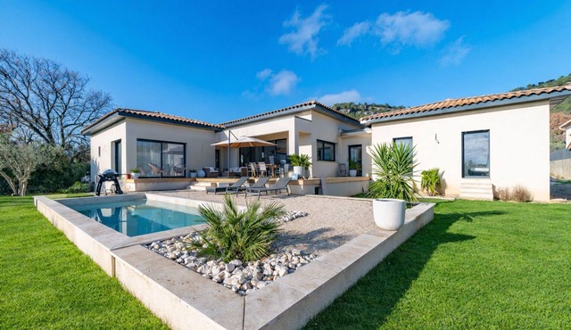 Exceptional contemporary villa - calm, spa pool & nature views