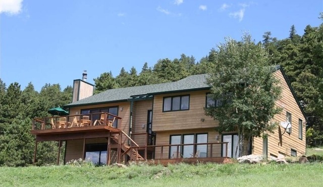 Exceptional Contemporary Mtn. Home near Red Rocks & Denver with Gourmet Kitchen