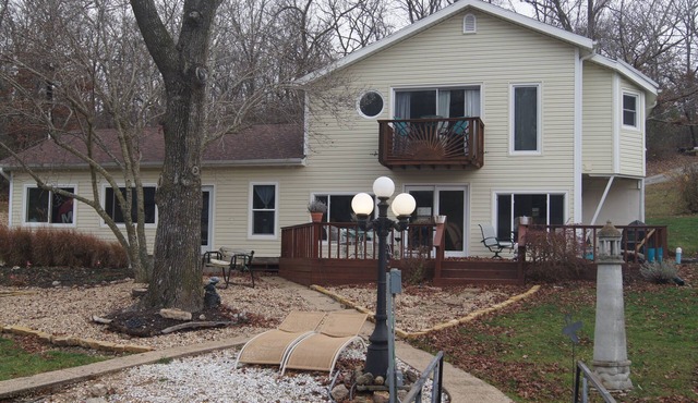 Exceptional family escape - Lakefront on a flat lot in a spring fed no wake cove