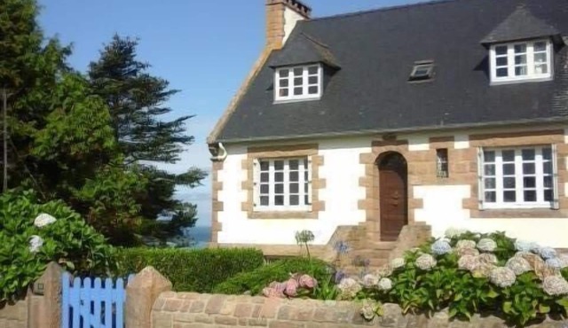 Exceptional family home with sea view, sleeps 9/10. Pink granite coast