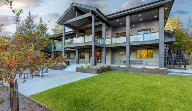 EXCEPTIONAL FAMILY HOME - CLOSE TO BOTH PC RESORT BASES