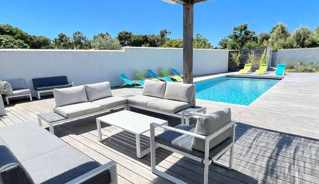 Exceptional villa with heated pool and parking