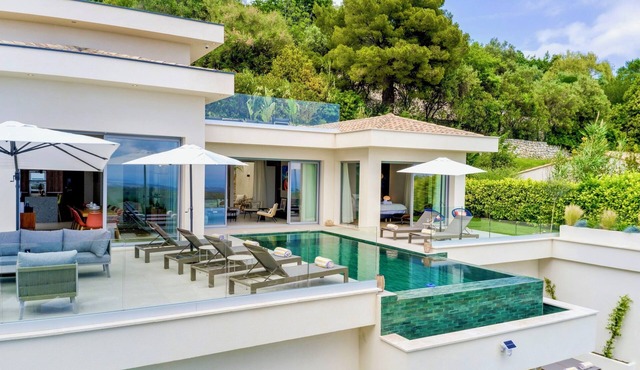 Exceptional 5* villa - Swimming pool and sea view