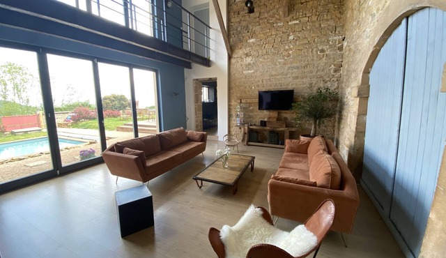 Exceptional 300 m2 house with independent 65 m2 gîte