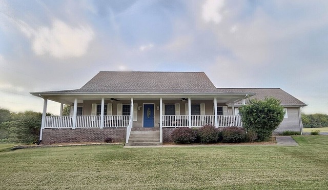 Exceptional Home! Near Lake Barkley, King bed, fenced yard, extra living spaces.