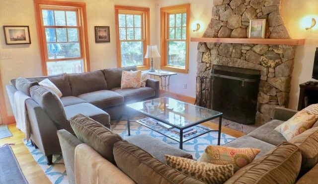 Exceptional home w/AC, modern amenities, private & peaceful, walk to beach.