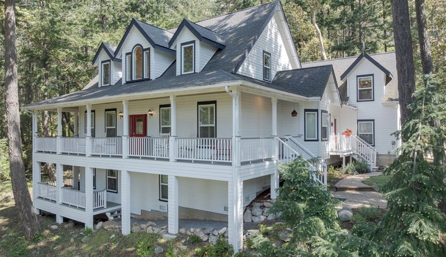 Exceptional, Hot Tub, Pickleball, Pool Room, Close to Everything!